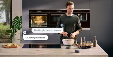Muž mluví k Google Home
