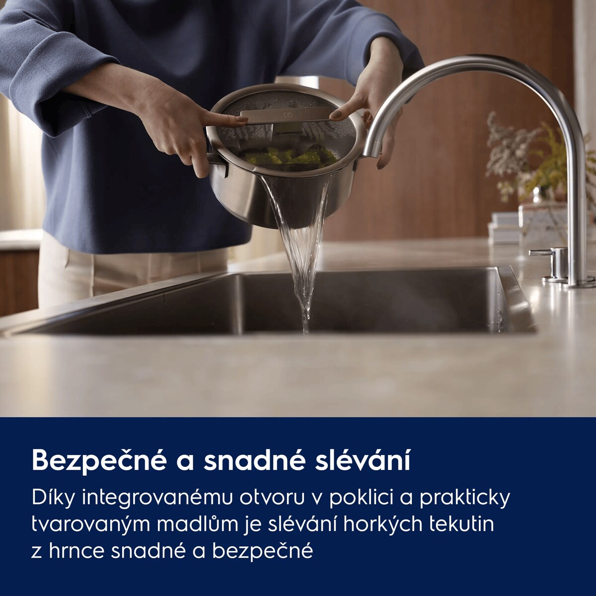 Bezpečné a snadné slévání tekutin z hrnců Díky cedníku integrovanému v poklici a madlu je slévání horkých tekutin z hrnce bezpečné a praktické