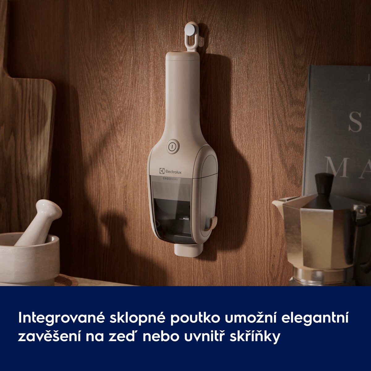 Integrované sklopné poutko umožní elegantní zavěšení na zeď nebo uvnitř skříňky