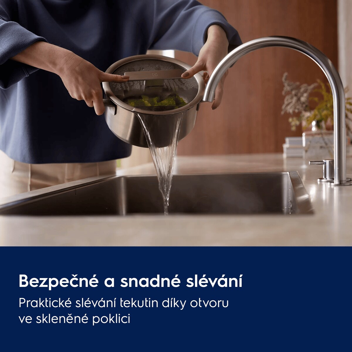 Bezpečné a snadné slévání Praktické slévání tekutin díky cedníku integrovanému ve skleněné poklici.