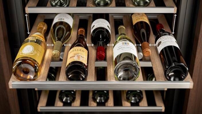 Víno na polici vinotéky