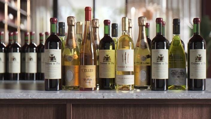 Lahve vína na kuchyňské lince