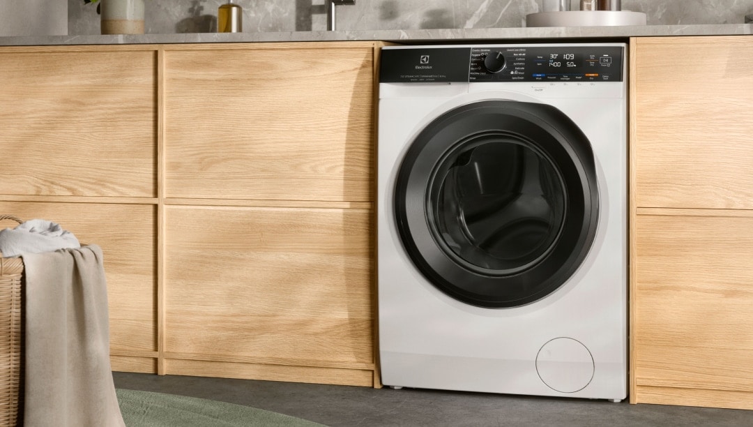 Pračka se sušičkou od společnosti Electrolux umístěná pod pultem