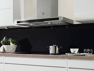 Odsavač par Electrolux, který vychází z pracovní plochy