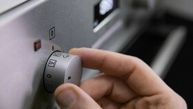 Nalévání vody do vnitřku trouby a tlačítko PlusSteam na multifunkční troubě Electrolux s funkcí PlusSteam