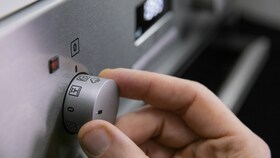 Pekař nastavuje na troubě funkci PlusSteam pro přípravu pudinku