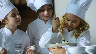 Děti pečící v provizorní pekárně Bake For Someone firmy Electrolux