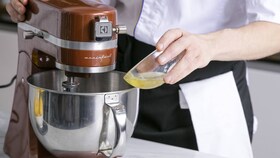 Šéfkuchař firmy Electrolux pomalu přidává přísady do pusinky