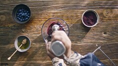 Ponorný tyčový mixér Electrolux mixuje přísady na mandlové palačinky