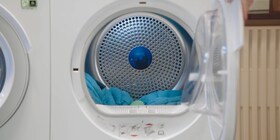 Detailní snímek sušicího míčku v bubnové sušičce Electrolux