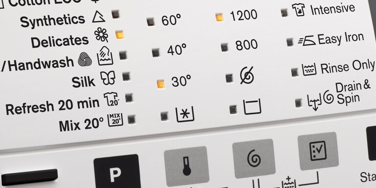 Panel s displejem pračky UltraCare Eco, zobrazující prací program se studenou vodou