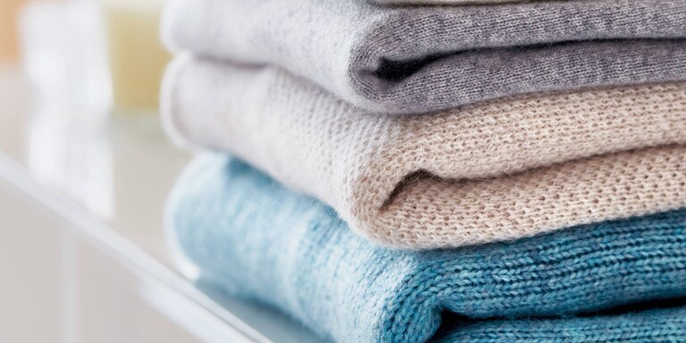 Hromádka vlněných oděvů