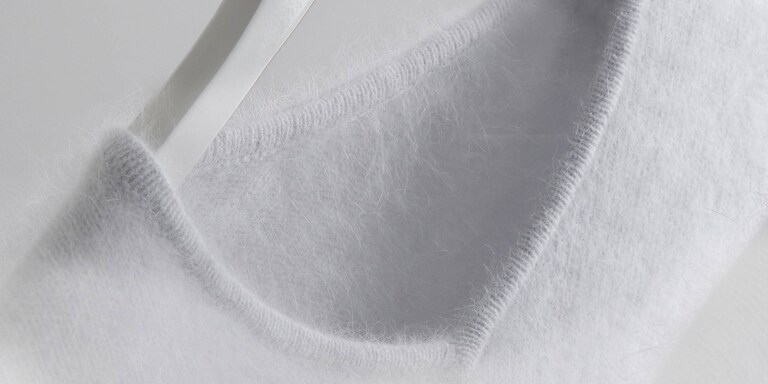 Bílý vlněný svetr