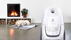 Vysavač Electrolux UltraSilencer Zen při vysávání kuchyně