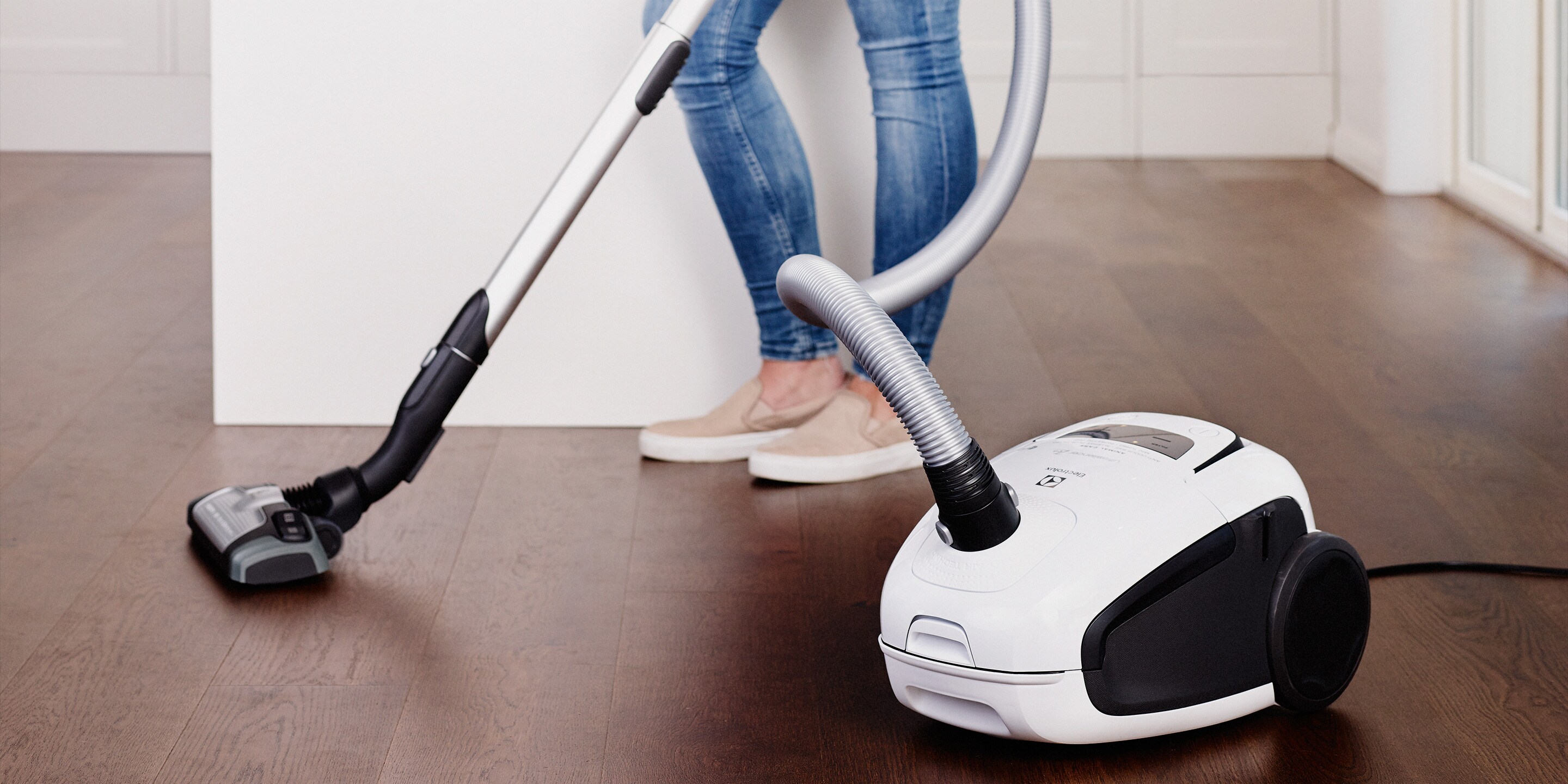 Почему пылесосы шумят. Самые современные пылесосы. Пылесос miele в интерьере. У пылесоса вылетает задняя крышка с фильтром. Почему пылесосы шумят.