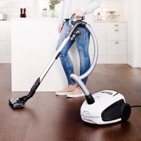 Žena používající vysavač Štístko