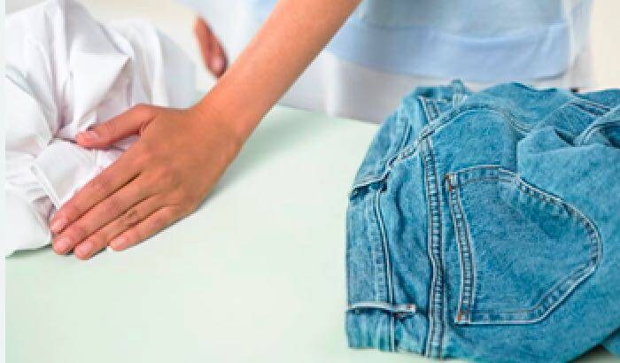 modré džíny a ruce