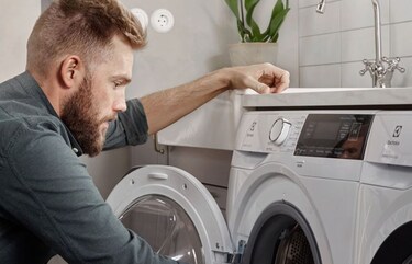 Servisní technik opravuje pračku Electrolux