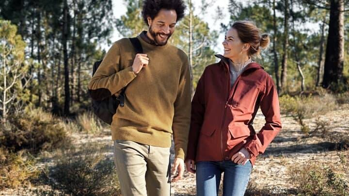 Dva lidé jdoucí v lese