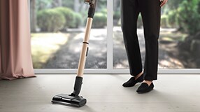 Muž vysávající koberec