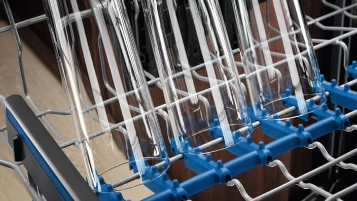 Myčka nádobí s držáky SoftSpikes a SoftGrips