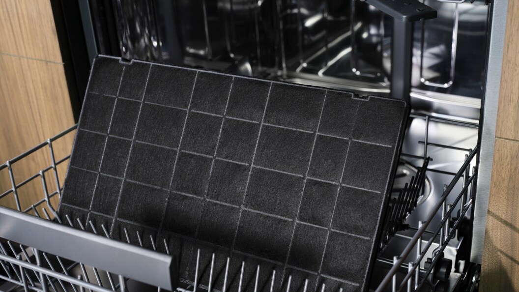 Uhlíkový filtr Electrolux umístěný v myčce nádobí.