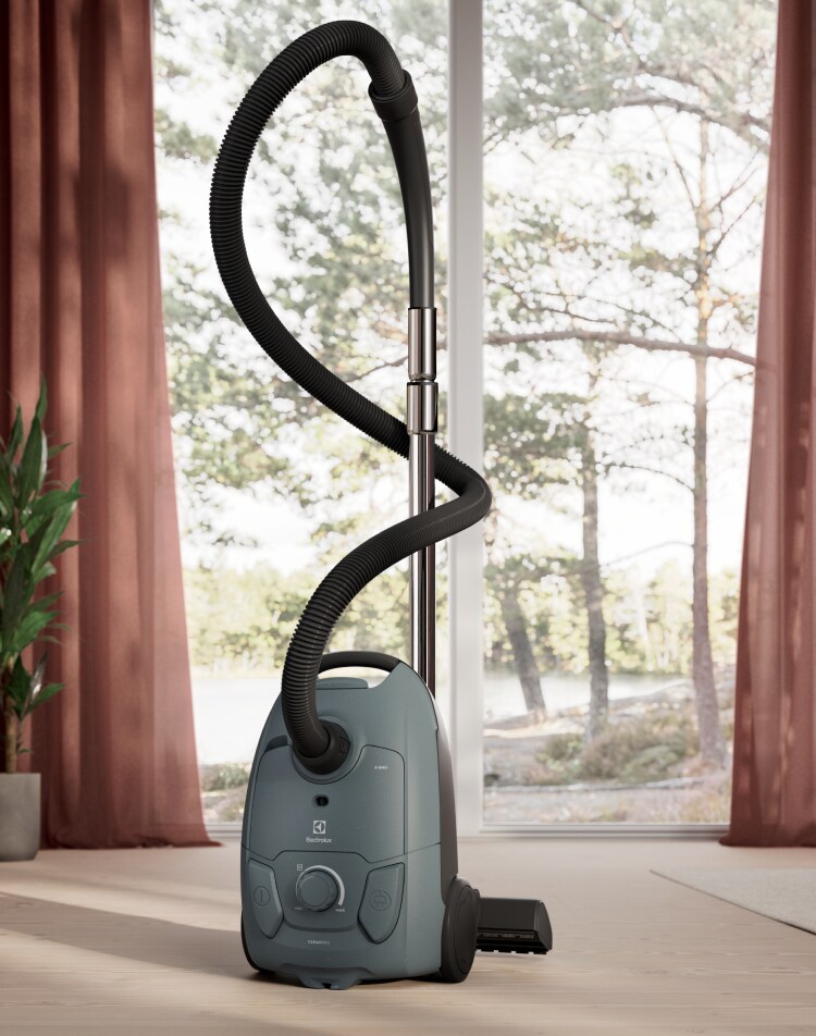 Sáčkový vysavač Electrolux 500 umístěný ve světlém obývacím pokoji.