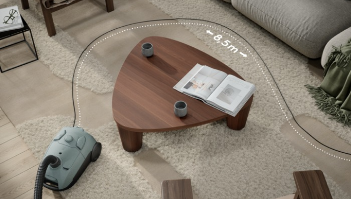 Vysavač Electrolux 500 s extra dlouhým napájecím kabelem stojí v obývacím pokoji.