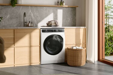 Pračka Electrolux ve světlé prádelně.