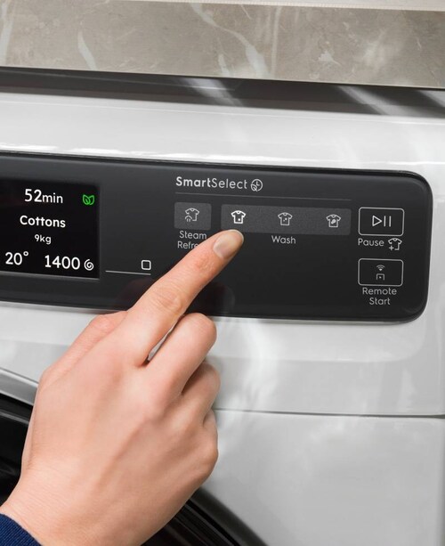 Osoba nastavuje prací cyklus na ovládacím panelu pračky Electrolux.