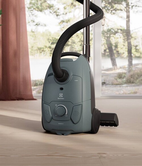 Sáčkový vysavač 500 od společnosti Electrolux ve světlém obývacím pokoji.