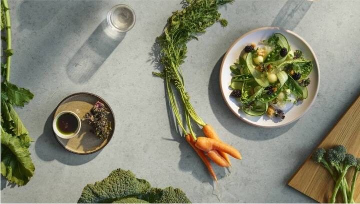 Čerstvé potraviny položené na stole.