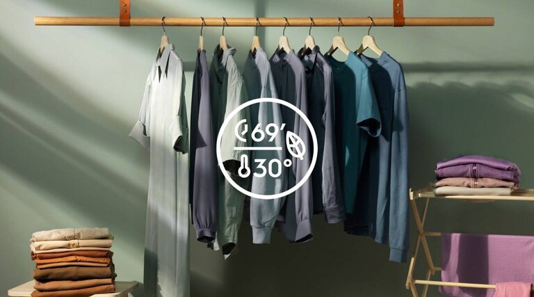 Čisté oblečení zavěšené na věšáku, prané při teplotě 30 stupňů pro úsporu energie