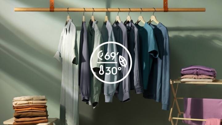 Symbol Praní na 30 °C a oblečení v pozadí