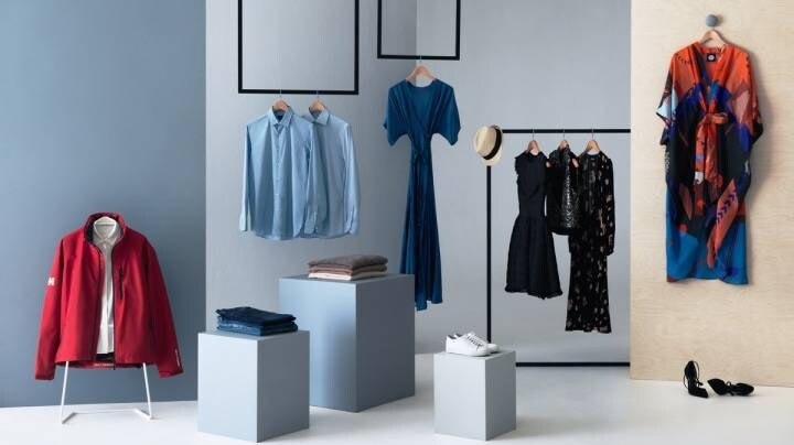 Uklizený šatník plný šatů a bund