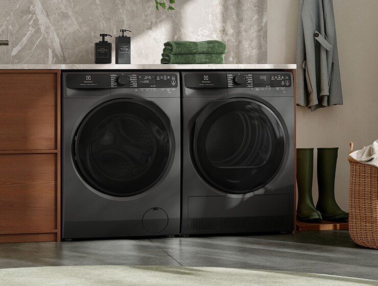 Dvě pračky v místnosti.