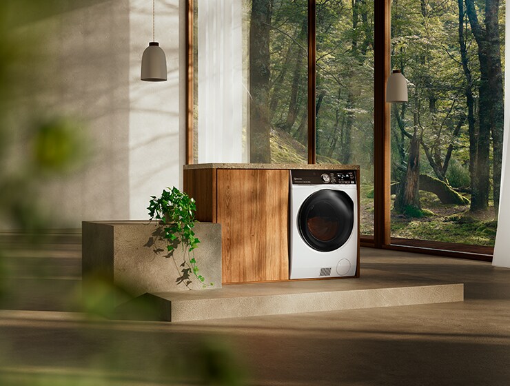 Pračka v místnosti s velkým oknem vzadu.