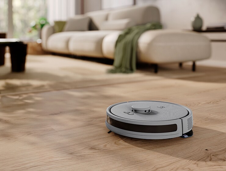 Robotický vysavač na podlaze.