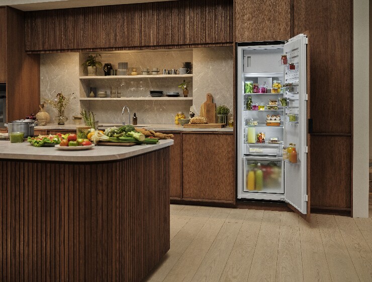 Pohled na kuchyň s otevřenou lednicí v pozadí.