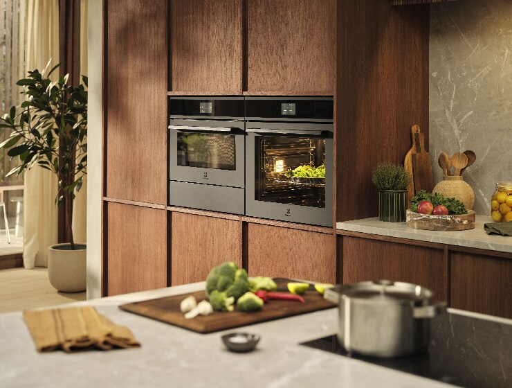 Pohled na kuchyň s troubami zabudovanými ve stěně.