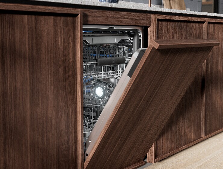 Polootevřená myčka nádobí.