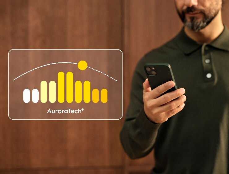 Muž ovládá nastavení digestoře pomocí telefonu.