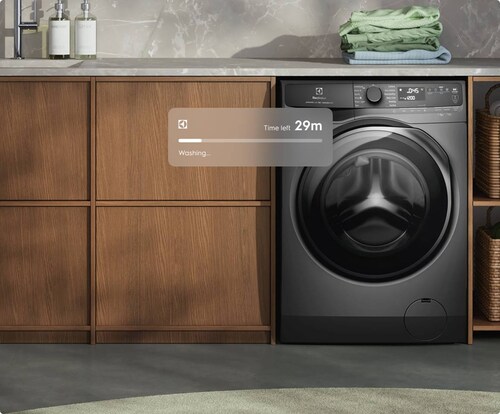 Šedá pračka od Electroluxu v prádelně.