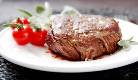Steak s rajčaty a bylinkami