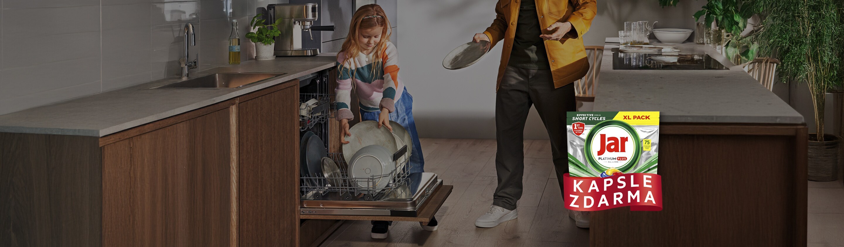 Skládání nádobí do myčky s jarem