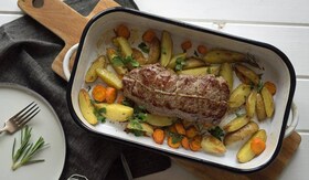 Roastbeef v pekáči s pečenými bramborami