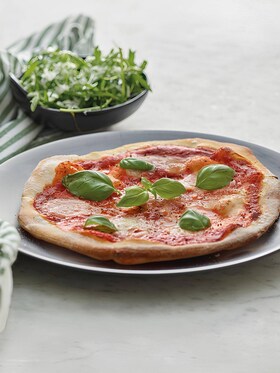 Pizza Margarita na talíři
